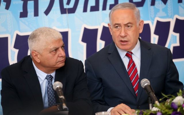 Le Premier ministre Benjamin Netanyahu, à droite, aux cotés du maire de Maale Adumim, Benny Kashriel, pendant une réunion du Likud dans l'implantation de Cisjordanie, le 3 octobre 2017. (Crédit : Hadas Parush/Flash90)