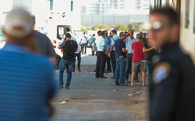 La police sur les lieux de la découverte du corps de Reuven Schmerling, de l'implantation d'Elkana, à Kafr Qassem, le 4 octobre 2017. (Crédit : Roy Alima/Flash90) La police sur les lieux de la découverte du corps de Reuven Schmerling, de l'implantation d'Elkana, à Kafr Qassem, le 4 octobre 2017. (Crédit : Roy Alima/Flash90)
