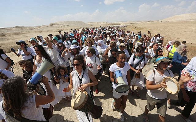 Des femmes du mouvement 'Women Wage Peace' participent à une marche à proximité de la vallée du Jourdain, le 8 octobre 2017 (Crédit : Flash90) Des femmes du mouvement 'Women Wage Peace' participent à une marche à proximité de la vallée du Jourdain, le 8 octobre 2017 (Crédit : Flash90)