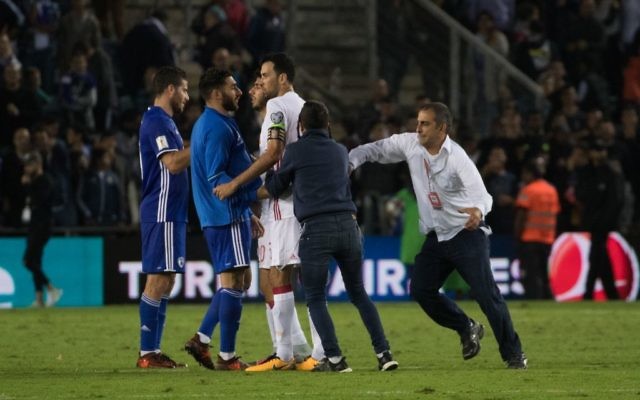 Des gardes de sécurité arrêtent des fans israéliens après le match Israël-Espagne au stade Teddy de Jérusalem, le 9 octobre 2017. (Crédit : Yonatan Sindel/Flash90)