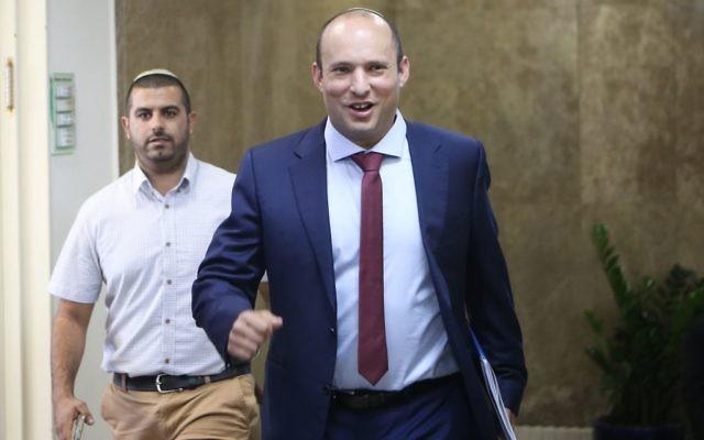 Naftali Bennett, ministre de l'Education, avec la réunion hebdomadaire du cabinet dans les bureaux du Premier ministre, à Jérusalem, le 15 octobre 2017. (Crédit : Alex Kolomoisky/Pool)
