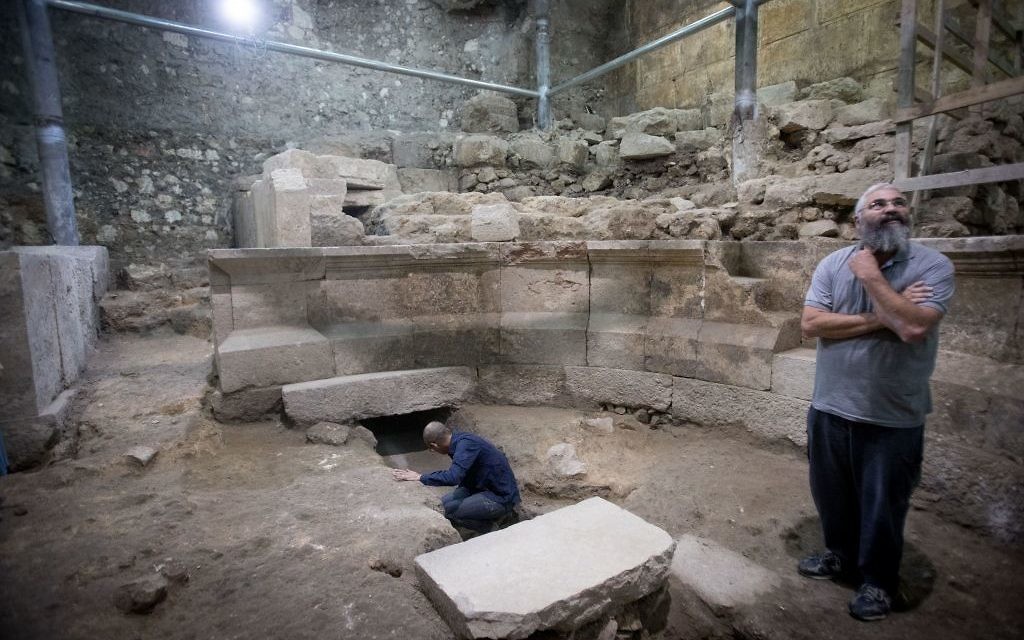 Joe Uziel, à gauche, et Avi Solomon, archéologues de l'Autorité israélienne des Antiquités, dans un théâtre romain antique adjacent au mur Occidental, dans la Vieille Ville de Jérusalem, le 16 octobre 2017. (Crédit : Yonatan Sindel/Flash90)