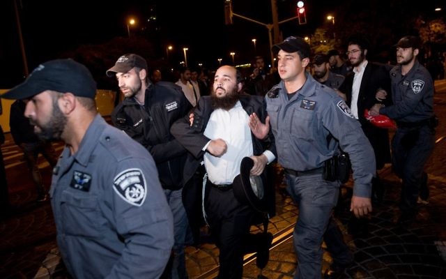 Hommes ultra-orthodoxes et policiers pendant une manifestation contre le service militaire à Jérusalem, le 16 octobre 2017. (Crédit : Yonatan Sindel/Flash90) Hommes ultra-orthodoxes et policiers pendant une manifestation contre le service militaire à Jérusalem, le 16 octobre 2017. (Crédit : Yonatan Sindel/Flash90)