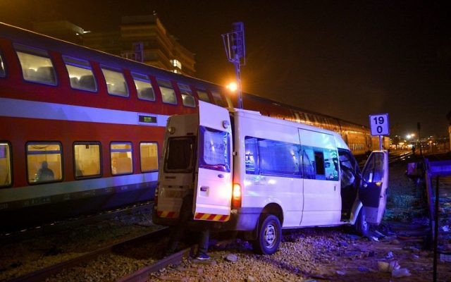 Scène d'une collision entre un van et un train de passagers, sur un passage à niveau de Lod, le 17 octobre 2017. (Crédit : Avi Dishi/Flash90) Scène d'une collision entre un van et un train de passagers, sur un passage à niveau de Lod, le 17 octobre 2017. (Crédit : Avi Dishi/Flash90)