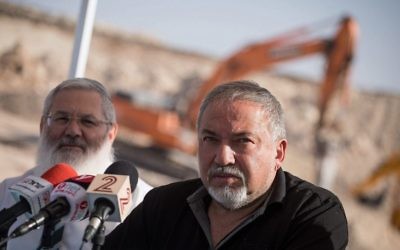 Avigdor Liberman, ministre de la Défense, sur le chantier d'Amichai, nouvelle implantation de Cisjordanie, le 18 octobre 2017. (Crédit : Hadas Parush/Flash90) Avigdor Liberman, ministre de la Défense, sur le chantier d'Amichai, nouvelle implantation de Cisjordanie, le 18 octobre 2017. (Crédit : Hadas Parush/Flash90)