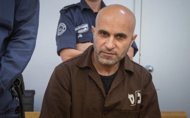 Wissam Zabidat, reconnu coupable d'avoir rejoint l'Etat islamique avec son épouse, au tribunal de première instance de Haïfa, le 19 octobre 2017. (Crédit : Flash90) Wissam Zabidat, reconnu coupable d'avoir rejoint l'Etat islamique avec son épouse, au tribunal de première instance de Haïfa, le 19 octobre 2017. (Crédit : Flash90)