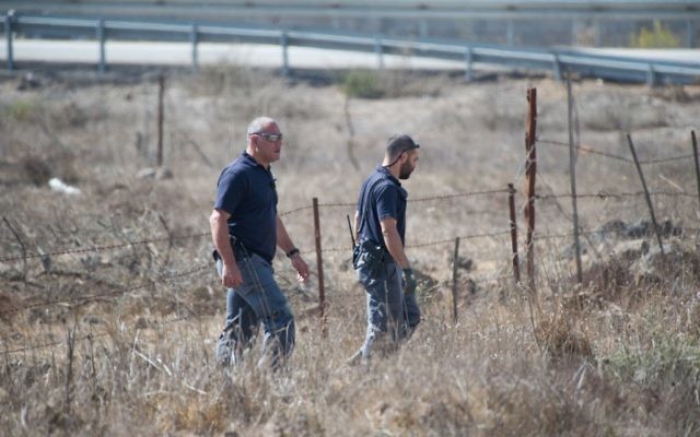 Policiers israéliens en patrouille près de la frontière syrienne, sur le plateau du Golan, après les tirs de cinq projectiles, le 21 octobre 2017. (Crédit : Basel Awidat/Flash90)