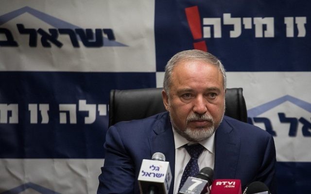 Avigdor Liberman, ministre de la Défense, pendant la réunion du groupe parlementaire de Yisrael Beytenu à la Knesset, le 23 octobre 2017. (Crédit : Hadas Parush/Flash90)