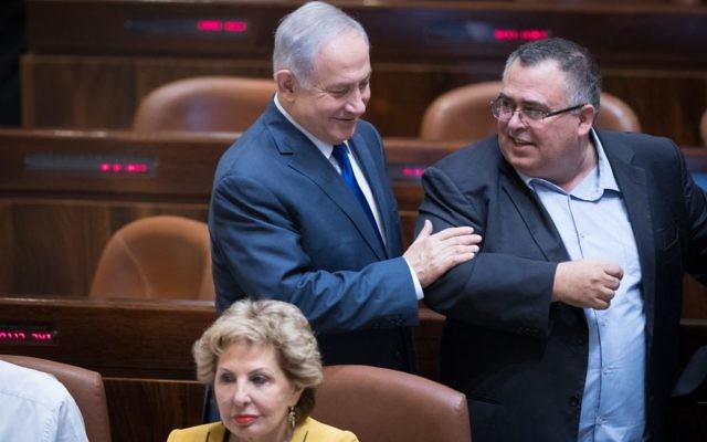 Le Premier ministre Benjamin Netanyahu avec le député David Bitan à la Knesset, le 24 octobre 2017. (Crédit : Yonatan Sindel/Flash90) Le Premier ministre Benjamin Netanyahu avec le député David Bitan à la Knesset, le 24 octobre 2017. (Crédit : Yonatan Sindel/Flash90)