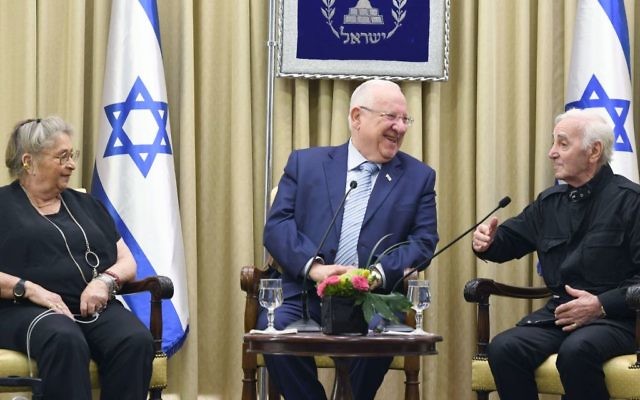 Le président israélien Reuven Rivlin et son épouse accueillent le chanteur arméno-français Charles Aznavour à la résidence du président à Jérusalem le 26 octobre 2017. (Crédit : Mark Neyman / GPO)