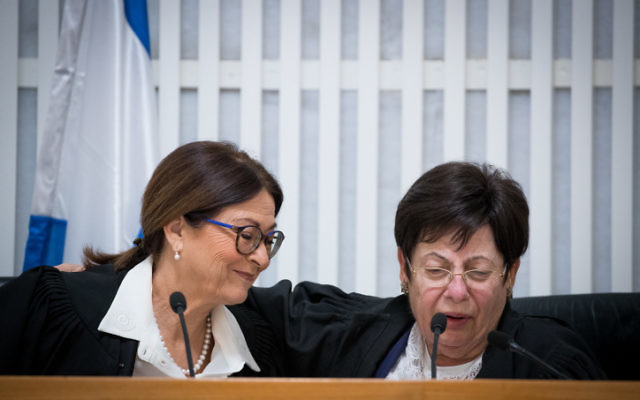 La présidente sortante de la Cour suprême, la juge Miriam Naor, avec la nouvelle présidente de la Cour suprême, Esther Hayut, lors d'une cérémonie en l'honneur de Naor à Jérusalem le 26 octobre 2017 (Crédit : Yonatan Sindel / Flash90) La présidente sortante de la Cour suprême, la juge Miriam Naor, avec la nouvelle présidente de la Cour suprême, Esther Hayut, lors d'une cérémonie en l'honneur de Naor à Jérusalem le 26 octobre 2017 (Crédit : Yonatan Sindel / Flash90)