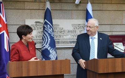 Le président Reuven Rivlin, à droite, avec la gouverneure générale de Nouvelle-Zélande, Patricia Reddy, à la résidence présidentielle de Jérusalem, le 30 octobre 2017. (Crédit : Mark Neiman/GPO) Le président Reuven Rivlin, à droite, avec la gouverneure générale de Nouvelle-Zélande, Patricia Reddy, à la résidence présidentielle de Jérusalem, le 30 octobre 2017. (Crédit : Mark Neiman/GPO)