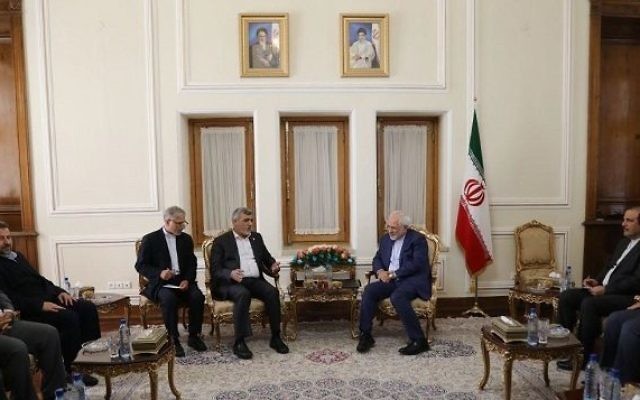 Le ministre iranien des affaires étrangères Javad Zarif, au centre, à droite, avec rencontre de hauts-responsables du Hamas, à Téhéran, le 7 août 2017. (Crédit : capture d'écran)