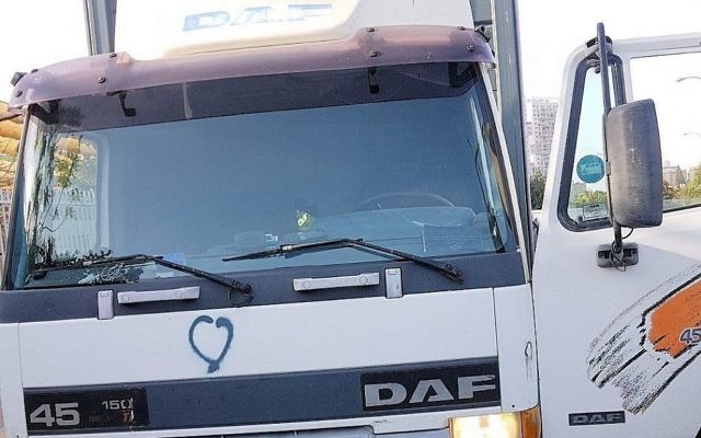 Le camion qui aurait été volé par un Palestinien qui avait l'intention de l'utiliser pour une attaque au camion bélier, le 20 octobre 2017 (Crédit : Police israélienne) Le camion qui aurait été volé par un Palestinien qui avait l'intention de l'utiliser pour une attaque au camion bélier, le 20 octobre 2017 (Crédit : Police israélienne)