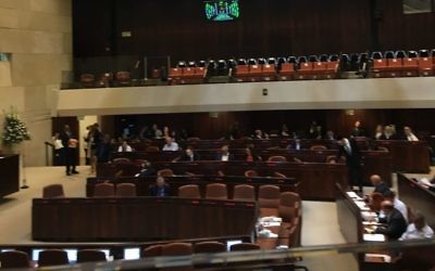 Vote de la loi interdisant les options binaires à la Knesset, le 23 octobre 2017. (Crédit : Simona Weinglass/Times of Israël)