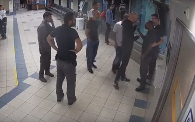 Un groupe d'hommes agresse des gardes de sécurité du service des urgences de l'hôpital Ichilov de Tel Aviv, le 27 septembre 2017. (Crédit : capture d'écran YouTube/Times of Israël) Un groupe d'hommes agresse des gardes de sécurité du service des urgences de l'hôpital Ichilov de Tel Aviv, le 27 septembre 2017. (Crédit : capture d'écran YouTube/Times of Israël)