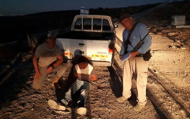 Des fermiers juifs autour d'un Palestinien qui a tenté d'attaquer le propriétaire de la ferme Talia, près de Hébron, en Cisjordanie, le 24 octobre 2017. (Crédit : Conseil régional de Har Hébron)