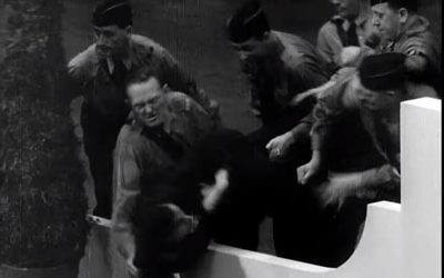 Capture d'écran d'une vidéo montrant des nazis américains attaquant le manifestant juif Isador Greenbaum, au centre, durant un événement organisé par le mouvement German American Bund au Madison Square Garden, au mois de février 1939 (Capture d'écran : YouTube/Field of Vision – A Night at the Garden)