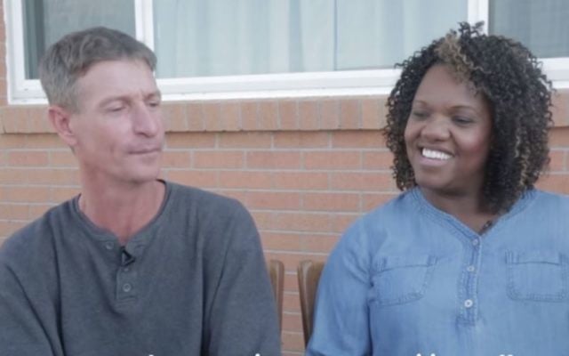Michael Kent, à droite, ancien suprématiste blanc, et son agent de probation, Tiffany Whittier, le 25 septembre 2017. (Crédit : capture d'écran YouTube) Michael Kent, à droite, ancien suprématiste blanc, et son agent de probation, Tiffany Whittier, le 25 septembre 2017. (Crédit : capture d'écran YouTube)