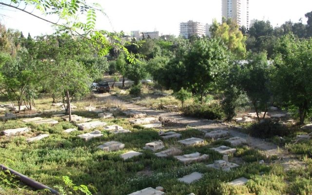Le cimetière de Mamilla, devant la Vieille Ville de Jérusalem. Illustration. (Crédit : Yoninah/CC BY-SA/WikiCommons)