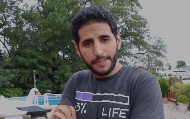 Nuseir Yassin, star de Nas Daily sur Facebook, dans sa vidéo où il critique le Koweït pour son boycott d'Israël, le 1er octobre 2017. (Crédit : capture d'écran Facebook)