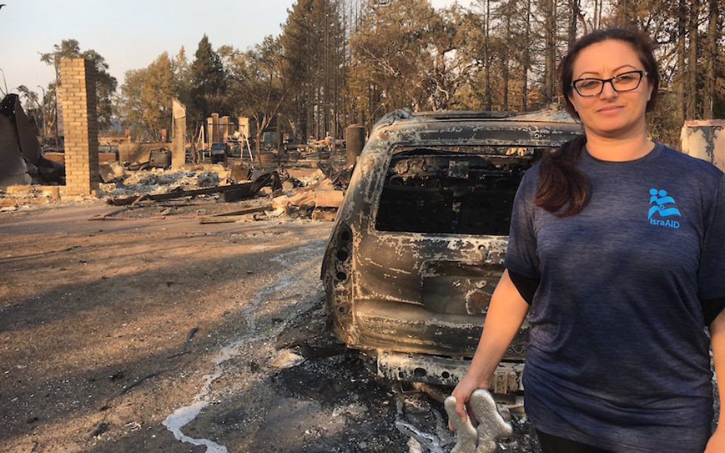 Niveen Rizkalla, une bénévole d'IsraAID, à Santa Rosa, en Californie, après les incendies d'octobre 2017. (Crédit : IsraAID)