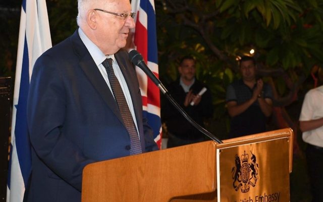 Le président Reuven Rivlin pendant un évènement commémorant le centenaire de la Déclaration Balfour, à la résidence de l'ambassadeur britannique en Israël, le 24 octobre 2017. (Crédit : Mark Neiman/GPO) Le président Reuven Rivlin pendant un évènement commémorant le centenaire de la Déclaration Balfour, à la résidence de l'ambassadeur britannique en Israël, le 24 octobre 2017. (Crédit : Mark Neiman/GPO)