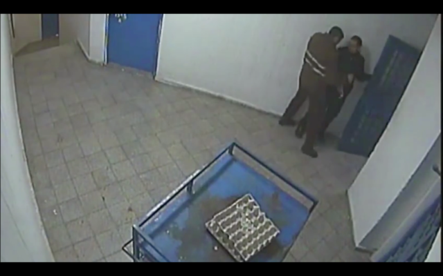 Un détenu palestinien poignarde un gardien israélien dans la prison de Nafha, dans le sud du pays, le 1er février 2017. (Crédit : capture d'écran) Un détenu palestinien poignarde un gardien israélien dans la prison de Nafha, dans le sud du pays, le 1er février 2017. (Crédit : capture d'écran)