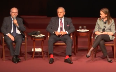 Efraim Halevy, à gauche, ancien chef du Mossad, le prince Turki ben Fayçal al-Saoud, ancien chef des renseignements saoudiens, au centre, et Michèle Flournoy, ancienne sous-secrétaire américaine en charge de la politique de défense, à droite, pendant une table ronde organisée par l'Israel Policy Forum, à la synagogue Emanu-El de New York, le 22 octobre 2017. (Crédit : capture d'écran)