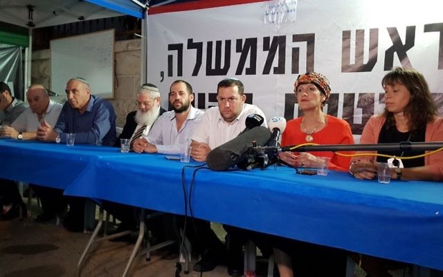 Les membres de HaBayit HaYehudi assis dans une tente de protestation avec le président du Conseil régional de Samarie, Yossi Dagan (3e à droite) devant la résidence du Premier ministre à Jérusalem le 25 octobre 2017 (Crédit : Autorisation Conseil régional de Samarie)