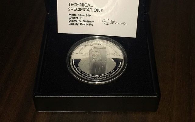 La médaille distribuée par les Emirats arabes unis à tous les membres de l'UNESCO en l'honneur des rénovations financées par le pays au siège de l'agence, sauf à Israël, le 30 octobre 2017. (Crédit : autorisation)