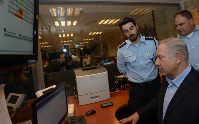 Le Premier ministre Benjamin Netanyahu en visite au siège de la police de Jérusalem, le 7 octobre 2015. (Crédit : GPO) Le Premier ministre Benjamin Netanyahu en visite au siège de la police de Jérusalem, le 7 octobre 2015. (Crédit : GPO)