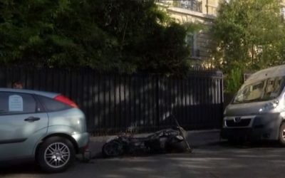 Restes d'une moto qui a explosé devant le bureau de l'attaché militaire de la Jordanie à Paris, le 4 octobre 2017. (Crédit : capture d'écran)
