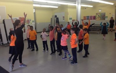Les élèves de primaire israéliens dansent à l'Académie de la langue hébraïque, une école sous contrat de Brooklyn qui enseigne l'hébreu et la culture israélienne mais pas le judaïsme (Crédit : Ben Sales via JTA)