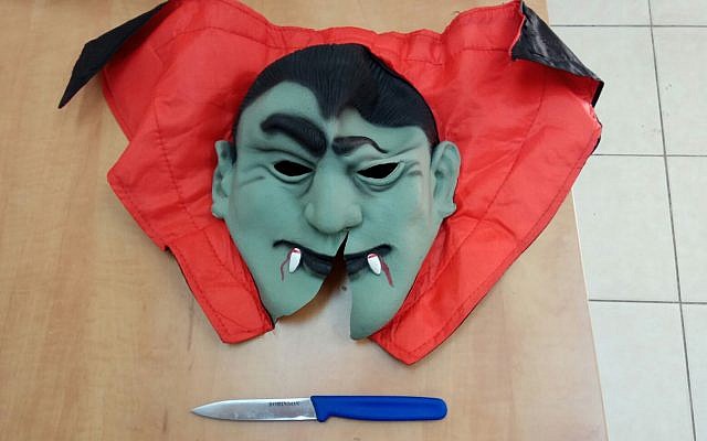 Un masque de Dracula et un couteau confisqués à un garçon de 13 ans, 4 octobre 2017. (Crédit : Bureau du porte-parole de la police) Un masque de Dracula et un couteau confisqués à un garçon de 13 ans, 4 octobre 2017. (Crédit : Bureau du porte-parole de la police)