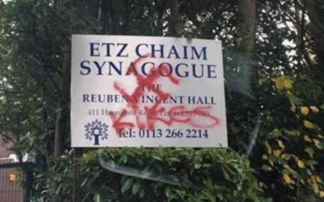 Des graffitis à la synagogue Etz Chaim de Leeds (Crédit : UK Jewish News) Des graffitis à la synagogue Etz Chaim de Leeds (Crédit : UK Jewish News)