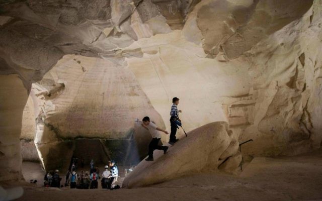 Touristes dans des grottes d'Israël. Illustration. (Crédit : Yonatan Sindel/Flash90) Touristes dans des grottes d'Israël. Illustration. (Crédit : Yonatan Sindel/Flash90)