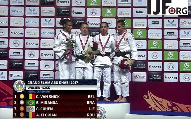 Gili Cohen remporte la médaille de bronze dans la catégorie -52kg lors du Grand Chelem d’Abu Dhabi, le 26 octobre 2017. À côté de son nom figure le drapeau de la fédération internationale de judo, à cause d'un boycott des symboles israéliens par le pays organisateur. (Crédit : YouTube) Gili Cohen remporte la médaille de bronze dans la catégorie -52kg lors du Grand Chelem d’Abu Dhabi, le 26 octobre 2017. À côté de son nom figure le drapeau de la fédération internationale de judo, à cause d'un boycott des symboles israéliens par le pays organisateur. (Crédit : YouTube)