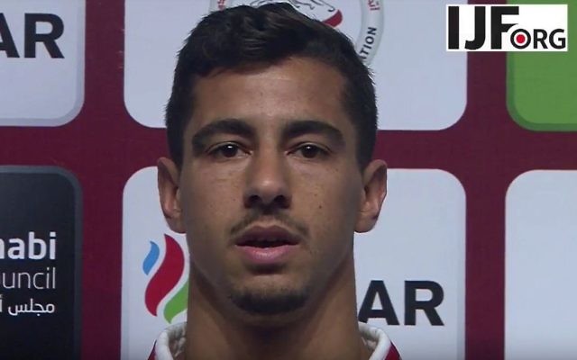 Le judoka médaillé d'or Tal Flicker chante l'hymne national israélien malgré le refus des responsables locaux de le jouer lors d'un tournoi de Grand chelem à Abu Dhabi, où les autorités ont interdit tous les symboles israéliens, le 26 octobre 2017 (Capture d'écran :YouTube )