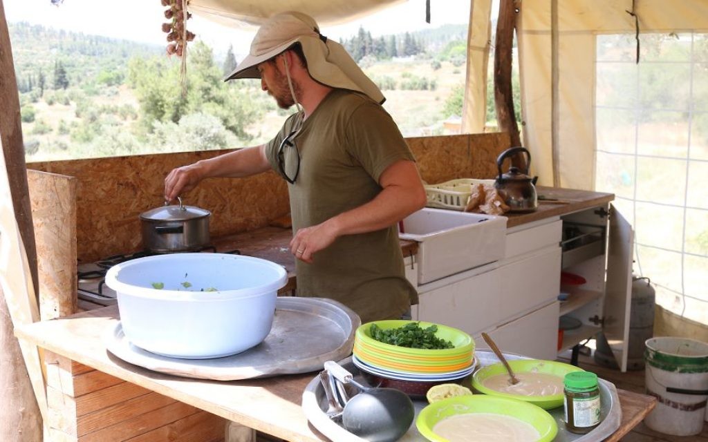 La cuisine de la ferme Kaima proche de Jérusalem. (Crédit : Shmuel Bar-Am)