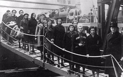 Des enfants juifs montant dans un bateau dans le cadre du kindertransport qui les emmenait loin de l'Europe occupée par les nazis (Autorisation :  Pamela Sturhoofd)