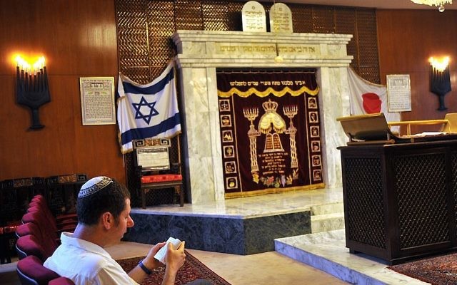 Un homme qui prie à la synagogue d'Ohel Shelomoh à Kobe, au Japon, le 26 juin 2009 (Crédit : Serge Attal / Flash90) Un homme qui prie à la synagogue d'Ohel Shelomoh à Kobe, au Japon, le 26 juin 2009 (Crédit : Serge Attal / Flash90)
