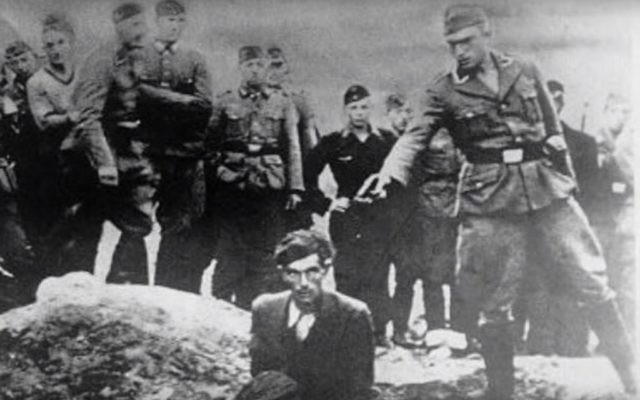 'Le dernier Juif de Vinnitsa’'. Cette photographie montre un membre des Einsatzgruppe nazis sur le point d'abattre un Juif agenouillé devant un charnier plein à Vinnitsa, en Ukraine, en 1941. (Crédit : capture d'écran YouTube) 'Le dernier Juif de Vinnitsa’'. Cette photographie montre un membre des Einsatzgruppe nazis sur le point d'abattre un Juif agenouillé devant un charnier plein à Vinnitsa, en Ukraine, en 1941. (Crédit : capture d'écran YouTube)