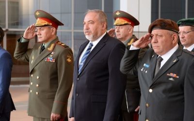 Sergueï Choïgou, le ministre russe de la Défense, à gauche, Avigdor Liberman, au centre, ministre de la Défense, et Gadi Eizenkot, chef d'état-major de Tsahal, à Tel Aviv, le 16 octobre 2017. (Crédit : Ariel Hermoni/ministre de la Défense)