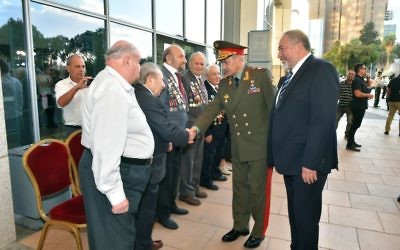Le ministre de la Défense Avigdor Liberman, à droite, et son homologue russe Sergueï Choïgou, avec des vétérans de l'armée israélienne à la Kirya, à Tel Aviv, le 16 octobre 2017. (Crédit : Ariel Hermoni/ministère de la Défense)