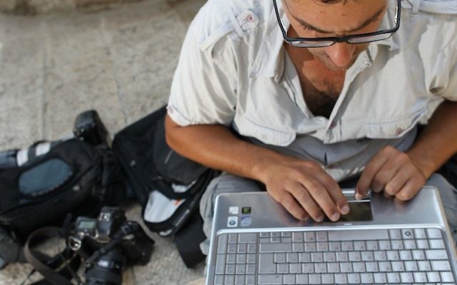 Un homme travaillant sur son ordinateur portable. Illustration. (Crédit : Nati Shohat/Flash90) Un homme travaillant sur son ordinateur portable. Illustration. (Crédit : Nati Shohat/Flash90)