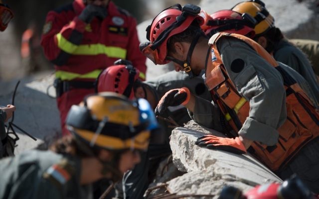 Des soldats de la Défense passive aux côtés des équipes de secours venues de Jordanie, d'Espagne et de l'Autorité palestinienne pendant un exercice de préparation à des catastrophes naturelles, dans le sud d'Israël, le 25 octobre 2017. (Crédit : armée israélienne) Des soldats de la Défense passive aux côtés des équipes de secours venues de Jordanie, d'Espagne et de l'Autorité palestinienne pendant un exercice de préparation à des catastrophes naturelles, dans le sud d'Israël, le 25 octobre 2017. (Crédit : armée israélienne)