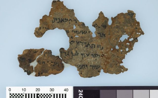 Un fragment des rouleaux de la mer Morte du livre de la Genèse, qui fait partie du projet de recherche intitulé Initiative des spécialistes lancé par le musée de la Bible et publié par Brill en 2016. Sur les 13 rouleaux publiés par le musée, au moins six présenteraient une authenticité douteuse (Image de Bruce et Kenneth Zuckerman et Marilyn J. Lundberg, autorisation du Musée de la Bible) Un fragment des rouleaux de la mer Morte du livre de la Genèse, qui fait partie du projet de recherche intitulé Initiative des spécialistes lancé par le musée de la Bible et publié par Brill en 2016. Sur les 13 rouleaux publiés par le musée, au moins six présenteraient une authenticité douteuse (Image de Bruce et Kenneth Zuckerman et Marilyn J. Lundberg, autorisation du Musée de la Bible)