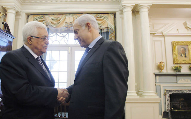 Mahmoud Abbas, à gauche, président de l'Autorité palestinienne, et le Premier ministre Benjamin Netanyahu avant des négociations de paix au département d'Etat américain, à Washington, le 2 septembre 2010. (Crédit : Jason Reed/Pool/Getty Images via JTA) Mahmoud Abbas, à gauche, président de l'Autorité palestinienne, et le Premier ministre Benjamin Netanyahu avant des négociations de paix au département d'Etat américain, à Washington, le 2 septembre 2010. (Crédit : Jason Reed/Pool/Getty Images via JTA)
