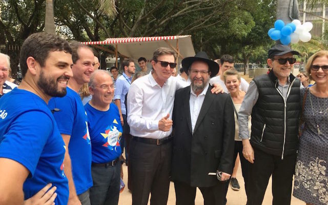 Le maire de Rio, Marcelo Crivella, en blanc, au Fest Rio Judaico, le 22 octobre 2017. (Crédit : mairie de Rio via JTA) Le maire de Rio, Marcelo Crivella, en blanc, au Fest Rio Judaico, le 22 octobre 2017. (Crédit : mairie de Rio via JTA)